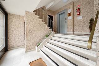 Appartement met <strong>3 slaapkamers </strong>in hartje Sint-Niklaas<br />.<br />De lichtrijke gezellige  living   met leuk terrasje , een praktische moderne witte keuken. Er zijn drie slaapkamers, een aparte badkamer, een gastentoilet en voldoende bergruimte. Ideaal voor gezinnen, starters of investeerders.<br /><br /> c.v op gas , de elektriciteit is<strong> conform, </strong>zijn alle ramen voorzien van <strong>hoogrendementsbeglazing</strong> en is het <strong>dak reeds geïsolee</strong>r<strong>d</strong> = goed voor uw wooncomfort én energiezuinigheid.<br /><br />De ligging is een extra troef: op wandelafstand van winkels, scholen, openbaar vervoer en met een vlotte verbinding naar invalswegen.<br /><br />Een instapklaar appartement voor een schitterende prijs op een centrale locatie – momenteel verhuurd.<br />GARAGE kan bijgekocht worden + 19 000 EURO 