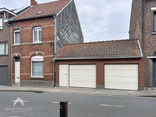 Centraal gelegen woning op een mooi zuidoost gericht perceel van 993m² bestaande uit een inkomhal, leefruimte met eet-en zithoek, ruime...