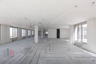 Hoogwaardige <strong>kantoorruimte van 883  m²</strong> in het prestigieuze Stéphanie Square, een elegant Art Déco-gebouw dat luxe, uitstraling en architectuur combineert in het hart van Brussel.<br />Gelegen aan het bruisende Stéphanieplein geniet deze toplocatie van een uitstekende bereikbaarheid en een hoogwaardige omgeving met internationale winkels, gastronomische restaurants, culturele hotspots, wellnessfaciliteiten en gerenommeerde modehuizen op wandelafstand.<br /><br />De kantoren combineren authentieke charme met moderne technologie en zijn uitgerust met <strong>dubbele beglazing,</strong> plafondventilatie, een performant <strong>koel- en ventilatiesysteem</strong>, zeven liften en twee goederenliften. Daarnaast beschikt het gebouw over een hoogspanningscabine, laagspanningssysteem, CCTV, toegangscontrole met badge en een professionele receptie.<br /><br />Duurzaamheid staat centraal dankzij vernieuwde isolatie, groendaken en een <strong>BREEAM Very Good-certificering</strong>. Verder biedt het gebouw drie niveaus ondergrondse parking met laadstations voor elektrische voertuigen en een vlotte, veilige toegang voor fietsers.<br /><br />Een stijlvolle business lounge met toegang tot het dakterras, een volledig vernieuwde inkomhal met binnentuin en groene wand zorgen voor een representatieve en aangename werkomgeving.<br /><br />Contacteer <strong>PANORAMA B2B </strong>voor meer informatie of een vrijblijvend plaatsbezoek via <strong>0477 09 00 09</strong>.