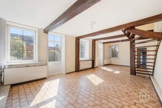 Leuke woning met koer, gelegen in de onmiddellijke nabijheid van alle voorzieningen zoals de A8, winkels, scholen, openbaar vervoer en sportzaal.De woning is als volgt ingedeeld:Gelijkvloers: een open en functionele uitgeruste keuken, een ruime lichtrijke leefruimte, een toilet en een wasruimte.Verdieping: twee slaapkamers en een douchekamer.Een kelder in het bijgebouw vervolledigt deze eigendom.Technisch: verwarming op stadsgas, EPC F, PVC-ramen met dubbele beglazing, elektrische installatie niet conform.DE WONING MAAKT DEEL UIT VAN EEN MEDE-EIGENDOM.Een mooie opportuniteit als investering met verhuurdoel of als eerste aankoop! Zeker een bezoek waard!Voor meer informatie of een bezoek: aurelie@immobeguin.be