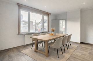 <p><span>BEZOEK? Contacteer ons op het nummer 09/225.00.78. </span></p><p><span> </span></p><p><span>Dit instapklaar duplex-appartement is gelegen op een boogscheut van het centrum van Gent, vlakbij tram en bushaltes én in de nabijheid van verschillende handelszaken. Men betreedt het appartement via de privatieve inkomhal die uitkomt op een koertje met bergplaats voor twee fietsen. De berging is eveneens voorzien van een aansluiting voor het plaatsen van een wasmachine. Op de eerste verdieping vindt u de gezellige en lichtrijke leefruimte van 30 m² met open keuken terug. Deze laatste is voorzien van een vitrokeramisch kookplaat en tal van opbergkasten. De nachthal geeft uit naar de woonkamer of ruime slaapkamer van 20m², hiertussen is er ook een kleine bergruimte die perfect als bureau kan dienen. De badkamer is uitgerust met een douche en wastafel. Op de bovenverdieping treft u een tweede slaapkamer met mezzanine (11m² + 9 m²).  </span></p>