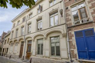 <p><span>Wij zijn vereerd deze laatgotische herenwoning, gelegen in een van de oudste en gezelligste straatje van het historisch centrum van Leuven, te koop aan te bieden. Dit karaktervol eigendom, daterend uit de 16</span><span><sup>de</sup></span><span> eeuw, bestaat uit 2 vergunde entiteiten. Gelegen op een mooi perceel van 239 m² en met een nuttige bewoonbare oppervlakte van maar liefst 339 m², omvat dit historisch pand op het gelijkvloers een royale inkomhal met traphal, een polyvalente ruimte, ideaal te benutten als bureau, een gastentoilet, een lichtrijke living met eetplaats en een keuken. Vanuit de living is er tevens een binnentrap die leidt tot een slaapkamer met en suite badkamer. Verder beschikt de eerste verdieping over een appartement voorzien van een inkomhal, living met open ingerichte keuken en een douchekamer. De slaapkamer van dit appartement bevindt zich op de tweede verdieping, net zoals het gastenverblijf uitgerust met een hal, badkamer, slaapkamer, living en keuken. Op de derde verdieping, onder het prachtige dakgebinte, vindt u een ruime polyvalente ruimte. Bovendien kan u genieten van een onderhoudsvriendelijke stadstuin met vergunde bijgebouwen en beschikt dit eigendom nog over een gewelfde wijnkelder.<br />Dit historische pand, bestaande uit 2 vergunde entiteiten, dient opgefrist te worden en biedt op die manier de kans om uw eigen stempel op de woning te drukken. <br />Een ware opportuniteit voor wie zoekt naar ruimte in een historisch kader met een rijke geschiedenis.<br />Voor snelle beslissers!</span></p>