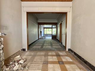 Authentieke woning met tuin en garage in het rustige Ooigem, maar ook projectgrond voor de ontwikkeling van 4 ruime appartementen.Bij het betreden...