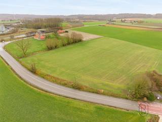 Bouwgrond ± 6.100 m² – Uitzonderlijke opportuniteit in het hart van het Pays des Collines In het hart van de prachtige streek Pays des Collines,...
