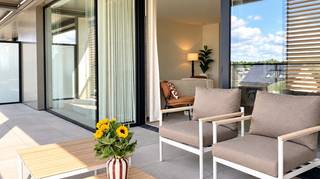 Dit <strong>ruime twee-slaapkamerappartement</strong> combineert hedendaags wooncomfort met een <strong>stijlvolle en hoogwaardige afwerking</strong>.<br />Dankzij de doordachte indeling, de royale leefruimtes en de grote raampartijen geniet u van een aangename hoeveelheid natuurlijk licht en een open woongevoel.<br /><br />De keuken en leefruimte vormen samen een mooie, harmonieuze woonplek waar functionaliteit en esthetiek perfect samengaan. Ook in de slaapkamers is er ruimte en rust, ideaal voor wie een extra kamer wenst als slaapkamer, bureau of hobbyruimte.<br /><br />Het appartement is voorzien van <strong>moderne en energiezuinige technieken,</strong> waaronder een lucht/water-warmtepomp, vloerverwarming en zonnepanelen. Met een E-peil van 10 of lager woont u comfortabel én energiezuinig, met een lage energievraag als resultaat.<br /><br />Een absolute troef is het <strong>ruime terras van maar liefst 27 m²</strong>, bestaande uit een terras vooraan aanpalend met de leefruimte en een terras achteraan, aanpalend met de slaapkamers.<br />Waar u volop kunt genieten van de buitenlucht, een aperitief in de avondzon of een gezellig moment met vrienden of familie.<br /><br /><strong>Extra inbegrepen in de prijs</strong><br />✓ Ondergrondse parkeerplaats <br />✓ Kelderberging <br />✓ Mogelijkheid tot aankoop aan 6% btw, indien aan de wettelijke voorwaarden voldaan.<br /><br />Een kwalitatief nieuwbouwappartement met een prachtige afwerking, een royaal terras en alles wat u nodig heeft om comfortabel en energiezuinig te wonen.<br /><br /><strong>Interesse? Bel 0472 77 09 19 of mail naar louise@immomamo.be</strong>