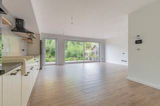 EERSTE BEZOEKDAG ZATERDAG 19/09 VAN 10U TOT 14U (enkel op afspraak)<br /><br />ERPE-MERE – RECENTE GEZINSWONING MET GARAGE EN AANGENAME TUIN OP TOPLOCATIE<br /><br />Deze ruime en recente gezinswoning geniet van een rustige maar centrale ligging, nabij winkels, scholen en openbaar vervoer. Een ideale woning voor wie comfort, ruimte en een goede bereikbaarheid wil combineren.<br /><br />De woning omvat op het gelijkvloers een ruime inkomhal met een gastentoilet, een garage met sectionale poort en een aangename woonkamer met een ingerichte, open leefkeuken. Aansluitend bevinden zich een praktische wasplaats en een handige bijkeuken, met zicht op en toegang tot de mooie, groene tuin.<br />Op de eerste verdieping bevinden zich drie slaapkamers, een ruime badkamer met inloopdouche, ligbad en dubbele lavabo, evenals een afzonderlijk toilet en twee aparte bergruimtes/dressings.<br /><br />Het zolderverdiep, dat bereikbaar is via een vaste trap, biedt nog heel wat extra mogelijkheden. De ruime open zolder kan volledig naar eigen wens worden ingericht. Zo kunnen er bijvoorbeeld twee extra slaapkamers worden gecreëerd of kan er een kleine studio worden ingericht.<br /><br />Een bijkomende troef is de aangename tuinzone, omgeven door veel groen en voorzien van een aangelegd terras. De ideale plek om in alle rust van de buitenruimte te genieten.<br />Deze recente woning beschikt bovendien over moderne technieken en energiezuinige voorzieningen, waaronder 12 zonnepanelen, een ventilatiesysteem, goede isolatiewaarden en een regenwaterput. <br /><br />Kortom, bent u op zoek naar een ruime gezinswoning met drie slaapkamers, veel bergruimte en een aangename buitenruimte op een centrale locatie? Aarzel dan niet en maak snel uw afspraak! Voor meer info of bezoek 053/60.65.60.<br /><br />De vermelde prijs is een richtprijs. Na ontvangst van de biedingen zal de verkoper beslissen of hij/zij de eigendom verkoopt aan het beste bod. De richtprijs is aldus niet bindend voor de verkoper.