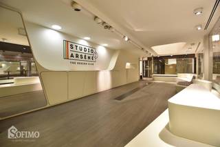 <p><span>Duplex HANDELSPAND (circa 200m²) met winkel en stockruimte in GALERIJ DE MEESTER </span></p><p><span> </span></p><p><span>Deze handelsruimte is nu ingericht als winkel (gelijkvloers) met stock ruimte (verdiep).</span></p><p><span>Galerij De Meester ligt tussen de GROTE MARKT en de OOSTRAAT (winkelstraat) en wordt 's avonds afgesloten. </span></p><p><span>De ligging is uiterst commercieel en beschikt over voldoende parkeermogelijkheden. </span></p><p><span> </span></p><p><span>Interesse? Contacteer ons gerust!</span></p><p><span> </span></p><p><span> </span></p>