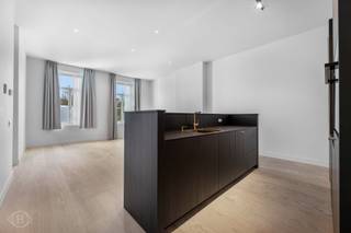Wij stellen u graag dit exclusief gerenoveerde appartement voor op de Bondgenotenlaan in Leuven, een absolute topligging in het centrum. Het appartement bevindt zich in een karaktervol historisch gebouw met slechts 8 entiteiten en verwelkomt u via een statige inkomhal met authentieke details. Gelegen op de eerste verdieping biedt het een bewoonbare oppervlakte van ca. 68 m². Dankzij de uitzonderlijke plafondhoogte van meer dan 4 meter en de grote raampartijen geniet u van een indrukwekkend ruimtegevoel en veel natuurlijke lichtinval. De renovatie combineert hedendaags wooncomfort met zorgvuldig bewaarde originele elementen. De keuken is volledig uitgerust en praktisch ingericht. Verder is er een stijlvolle badkamer met douche, lavabo en toilet. Achteraan bevindt zich de slaapkamer, waar karaktervolle plafondaccenten het geheel extra uitstraling geven. Als bijkomende troef is er achteraan een uitzonderlijk ruime, gemeenschappelijke tuin, een zeldzaamheid op deze locatie. Kortom: een unieke woonkans op een toplocatie in Leuven, ideaal voor wie exclusief wil wonen of op zoek is naar een waardevaste investering. Interesse? Contacteer ons via 016 22 82 22 of info@homies.be.<br />