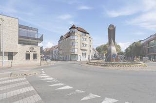 appartement is centraal gelegen in Veurne, op wandelafstand van heel wat voorzieningen (scholen, winkels, openbaar vervoer en het treinstation)<br /><br />Indeling: <br />De lichtrijke woonkamer biedt een aangename leefruimte met praktische indeling. De keuken is volledig uitgerust met spoelbak, vaatwasser, dampkap, koelkast, oven en kookplaat. Naast de keuken heb je een handige berging. Verder beschikt het appartement over één slaapkamer met badkamer (ligbad en wastafel) op de ene verdieping en nog een extra slaapkamer met badkamer (douche en toilet) op de andere verdieping.<br /><br />Het appartement is momenteel verhuurd en vormt daardoor een interessante kans als investeringsvastgoed. <br /><br />Troeven: 
<ul><li>Energiezuinig (EPC B)</li><li>Centrale ligging in Veurne</li></ul>
<br />Contacteer ons vandaag nog voor een bezoek via 058 31 58 58 of via hanne.huyghe@era.be