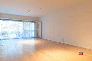 <p>APPARTEMENT MODERNE ET SPACIEUX À HOBOKEN | SITUÉ AU PREMIER ÉTAGE D'UN IMMEUBLE AVEC ASCENSEUR | EPC B | Agencement comme suit : hall d'entrée - salon et salle à manger avec cuisine semi-ouverte - terrasse - salle de bains avec douche et WC - buanderie - chambre spacieuse - 2 pièces supplémentaires pouvant servir de bureau et de dressing. Les charges s'élèvent à 95 euros par mois (ce montant comprend une avance de 20 € pour l'eau, ainsi que le compteur d'électricité, l'ascenseur et l'entretien). L'appartement bénéficie d'un emplacement très pratique à proximité du centre de Hoboken. Il est disponible immédiatement. Le logement est destiné à servir de résidence principale ; l'exercice d'une activité commerciale n'y est donc pas autorisé. Une caution équivalente à 3 mois de loyer est exigée. Si vous êtes intéressé(e), veuillez remplir la fiche d'information qui vous a été envoyée. Si vous ne renvoyez pas la fiche dûment remplie, vous ne serez PAS contacté(e).</p>