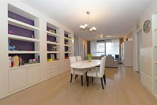 <p><span>In hartje Hasselt, op de derde verdieping van het prestigieuze woonproject residentie de Eenhoorn, bevindt zich dit perfect onderhouden appartement met een bewoonbare oppervlakte van ± 120m². </span></p><p><span> </span></p><p><span>De troeven van dit appartement zijn de ligging, de lichtinval, de hoge plafonds en het zicht op de rustige patio, het oude postkantoor en de Virga-Jessebasiliek.</span></p><p><span> </span></p><p><span>Via de inkomhal met ingebouwde vestiaire bereikt men het leefgedeelte. Dit bestaat uit een open aaneenschakeling van een living, een aparte zithoek/bureel, een eetplaats, en een geïnstalleerde open leefkeuken. Aansluitend aan de keuken is er een ruime berging die ook dienst doet als wasplaats. De bureauruimte kan, mits kleine aanpassingen, perfect omgebouwd worden tot een tweede slaapkamer.</span></p><p><span> </span></p><p><span>Dankzij de grote schuiframen aan beide zijden van het leefgedeelte heeft u toegang tot twee overdekte terrassen met elk een tuinberging, waardoor u de hele dag door kan genieten van elke zonoriëntatie.</span></p><p><span> </span></p><p><span>Het nachtgedeelte omvat een hoofdslaapkamer, een apart toilet en een badkamer met ligbad, douche en dubbele wastafel.</span></p><p><span> </span></p><p><span>Doorheen het hele appartement werd er gekozen voor een moderne levendige afwerking met duurzame materialen. Ideaal voor wie op zoek is naar een instapklaar appartement in het stadscentrum!</span></p><p><span> </span></p><p><span>Bij het appartement hoort teven een zeer ruime kelderberging.</span></p><p><span> </span></p><p><span>Gemeenschappelijke kosten: € 150/maand</span></p><p><span> </span></p><p><span> </span></p><p><span>Optioneel bij aan te kopen:</span></p><p><span>Ondergrondse autostaanplaats: € 40.000</span><span> </span></p><p><span>Afgesloten garagebox: € 50.000</span></p><p><span> </span></p><p><span> </span></p><p><span>Extras: parketvloer, alarmsysteem, vloerspots, inbouwkasten, condensatieketel, elektrische zonnewering in de slaapkamer, twee terrassen, terrasbergingen, gemeenschappelijke fietsberging, ...</span></p><p><span> </span></p><p><span> </span></p>