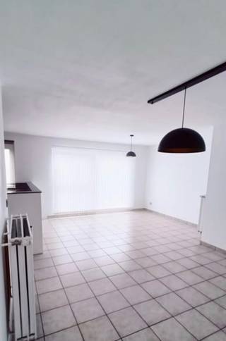 <p>Modern 2-slaapkamerappartement met ruime ondergrondse parkeerplaats op enorm gunstige ligging te huur! Op vijftien minuten bent u op de autosnelweg. Het appartement is gelegen op het tweede verdiep, bereikbaar met de lift, beschikt over een vernieuwde open keuken, twee slaapkamers, badkamer met bad/douche, berging, terrassen aan voor- en achterkant, incl. ruime ondergrondse parking.<br />Huisdieren niet toegelaten (reglement).</p><p>(Laatste foto: AI.)</p>