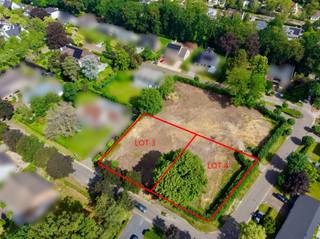 <p><span>Op zoek naar een bouwgrond op een rustige locatie met een uitstekende bereikbaarheid? Dit mooie perceel van 9a 82ca met een straatbreedte van ±25,89m, in de residentiële wijk Berkenveld, biedt de ideale basis voor het realiseren van uw nieuwe thuis.</span></p><p><span> </span></p><p><span>Een van de laatste vrijliggende bouwgronden in deze wijk, waar u de unieke kans krijgt om een hedendaagse, duurzame én energiezuinige woning volledig op maat van uw smaak en persoonlijke wensen te realiseren. </span></p><p><span> </span></p><p><span>De perceeloppervlakte laat bovendien voldoende ruimte voor het bouwen van een ruime gezinswoning (OB) met een mooie buitenomgeving.</span></p><p><span> </span></p><p><span>De ligging vormt een belangrijke troef. U woont hier in een groene en kindvriendelijke buurt, op korte afstand van scholen, sportaccommodaties, winkels en openbaar vervoer. Ook het natuurgebied De Wijers bevindt zich vlakbij voor wie graag wandelt of fietst in e</span><span>en prachtige omgeving. Het centrum van Hasselt is vlot bereikbaar, net als de belangrijkste verbindingswegen richting de omliggende gemeenten en autosnelwegen.</span></p><p><span> </span></p><p><span>De bouwgrond is bestemd voor het oprichten van een vrijstaande woning met volgende kenmerken:<br /><br /></span></p><ul><li><span>bestemming: 1 ééngezinswoning per lot</span></li><li><span>bouwhoogte: max. 2 bouwlagen (kroonlijsthoogte max. 6m50 / 7m bij plat dak en nokhoogte max. 10m50)</span></li><li><span>dakvorm: hellend of plat</span></li><li><span>bouwdiepte: max. 12 meter + 5 meter aanbouw </span></li></ul><ul><li><span>inplanting: 5 meter van de rooilijn en min. 5 meter van de zijperceelsgrenzen</span></li><li><span>open carport in de zijtuin toegelaten (max. 30m²)</span></li><li><span>één vrijstaand bijgebouw in de vorm van een tuinberging, poolhouse of terrasoverkapping in de achtertuin toegelaten (max. 40m²)</span></li><li><span>omgevingsaanleg: zone voor hagen, te behouden bomen, compenserende maatregelen te nemen indien er wordt overgegaan tot het rooien van bomen.</span></li></ul>