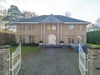 Lichtrijke, ruime villa met 6 garages op toplocatie vlakbij het centrum van Heide.Deze zeer ruime Amerikaanse luxevilla vlak aan het centrum van...