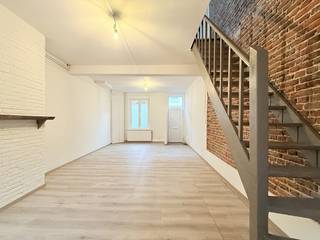 Deze toffe rijwoning is ideaal voor starters! Ze beschikt op het gelijkvloers over een aangename leefruimte, deels ingerichte keuken,...