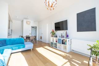 ETTERBEEK - Kom in het hartje van de Europese wijk, in het prestigieuze gebouw “The One”, dit mooie gemeubelde appartement met 1 slaapkamer...