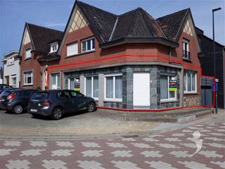 <p><span>Gezellig 1-slaapkamer appartement op gelijkvloerse verdieping met private garage.</span></p><p><span> </span></p><p><span>Dit appartement is gelegen vlak bij de snelweg E314/E40 maar toch in het rustige centrum van Bertem.</span></p><p><span>De grote leefruimte ( 33.2m² ) heeft veel lichtinval door de vele ramen. </span></p><p><span>Een slaapkamer van ruim 15m² is ruim genoeg voor een dubbel bed, een bureau en kasten.</span></p><p><span>De keuken is voorzien van een Wastafel, oven, elektrisch kookvuur en frigo.</span></p><p><span>In de badkamer is er een bad met douche, een wastafel, een wasplaats met ruimte voor een wasmachine en droogkast en een toilet.</span></p><p><span>In de gang is er nog een berging.</span></p><p><span> </span></p><p><span>Via de keuken kan men naar een buitenplaats van 16m² met klein aangelegd tuintje. Via deze buitenplaats kan men de private garage betreden.</span></p><p><span>Deze private garage is volledig afsluitbaar en is ruim 6 meter diep dus bied nog extra ruimte voor eventueel een brommer of fietsen te stallen en nog wat opslagplaats.</span></p><p><span>Geen gemeenschappelijke kosten! </span></p><p><span>Beschikbaar vanaf 1/1/2027.</span></p><p><span> </span></p><p><span>Interesse? Vraag uw bezoek aan via onze website!</span></p>