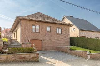 <p><span>Prêt à louer, maison solide avec de belles vues sur les champs, située près du centre de Leefdaal.</span></p><p><span> </span></p><p><span>Cette charmante maison est entièrement au rez-de-chaussée et offre un agencement très pratique. Le hall d'entrée avec toilettes donne accès à toutes les pièces. Il y a un salon spacieux et lumineux avec un chaleureux poêle à bois et un coin repas. Une cuisine spacieuse se trouve à côté </span></p>