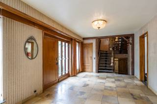 Deze zeer ruime woning bevindt zich in een charmante groene laan. U bereikt de woning via een prachtige oprijlaan die gedeeld wordt met de...