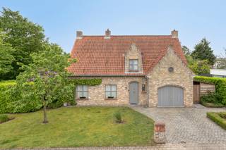 In de residentiële buurt van Sint-Kruis (Brugge) bevindt zich rustig gelegen langs Kasteleinweg deze stijlvolle villa te koop op een perceel van 789m². Dit vrijstaand huis (°1981, EPC-score: 275, conforme elektrische keuring, zonnepanelen, laadpaal) met 5 slaapkamers, 2 badkamers, lichtrijke woonruimtes en inpandige garage beschikt over een compleet gunstig georiënteerde tuin en tal van terrasoppervlakte, waar u volledig tot rust kunt komen. U waant zich hier ver weg van alle drukte, maar toch op een boogscheut van de stad Brugge (alsook van Damme, Knokke...) en tevens vlakbij het commercieel centrum van Sint-Kruis met zijn scholen, buurtwinkels, warenhuizen, openbaar vervoer, sportfaciliteiten...Gelijkvloers:- Inkomhal met gastentoilet;- lichtrijke woonkamer (45m²) met gashaard;- compleet uitgeruste leefkeuken (16m²);- praktische berging (6m²) aansluitend aan de leefkeuken);- wasplaats (11m²);- inpandige garage (20m²);- zongerichte tuin (789m²) met tal van terrassen, privatieve oprit en praktisch tuinhuis, 2 regenwaterputten (2x8.000L).1ste verdieping:- Nachthal (11m²);- slaapkamer 1 (15m²);- slaapkamer 2 (12m²);- slaapkamer 3 (12m²);- slaapkamer 4 (10m²);- slaapkamer 5 (10m²);- badkamer 1 (5m²);- badkamer 2 (9m²).2de verdieping:- Zolderberging (31m²).De eigendom wordt aangeboden via de Pre-sale formule. Op 20/06/2026 tussen 09:00 en 14:00 kan u de woning op afspraak komen bezichtigen en een bod uitbrengen. De vermelde prijs is een instelprijs. Voor meer info, gelieve contact op te nemen met de dossierverantwoordelijke.Bestuursmaatregelen in het maatregelenregister: nee