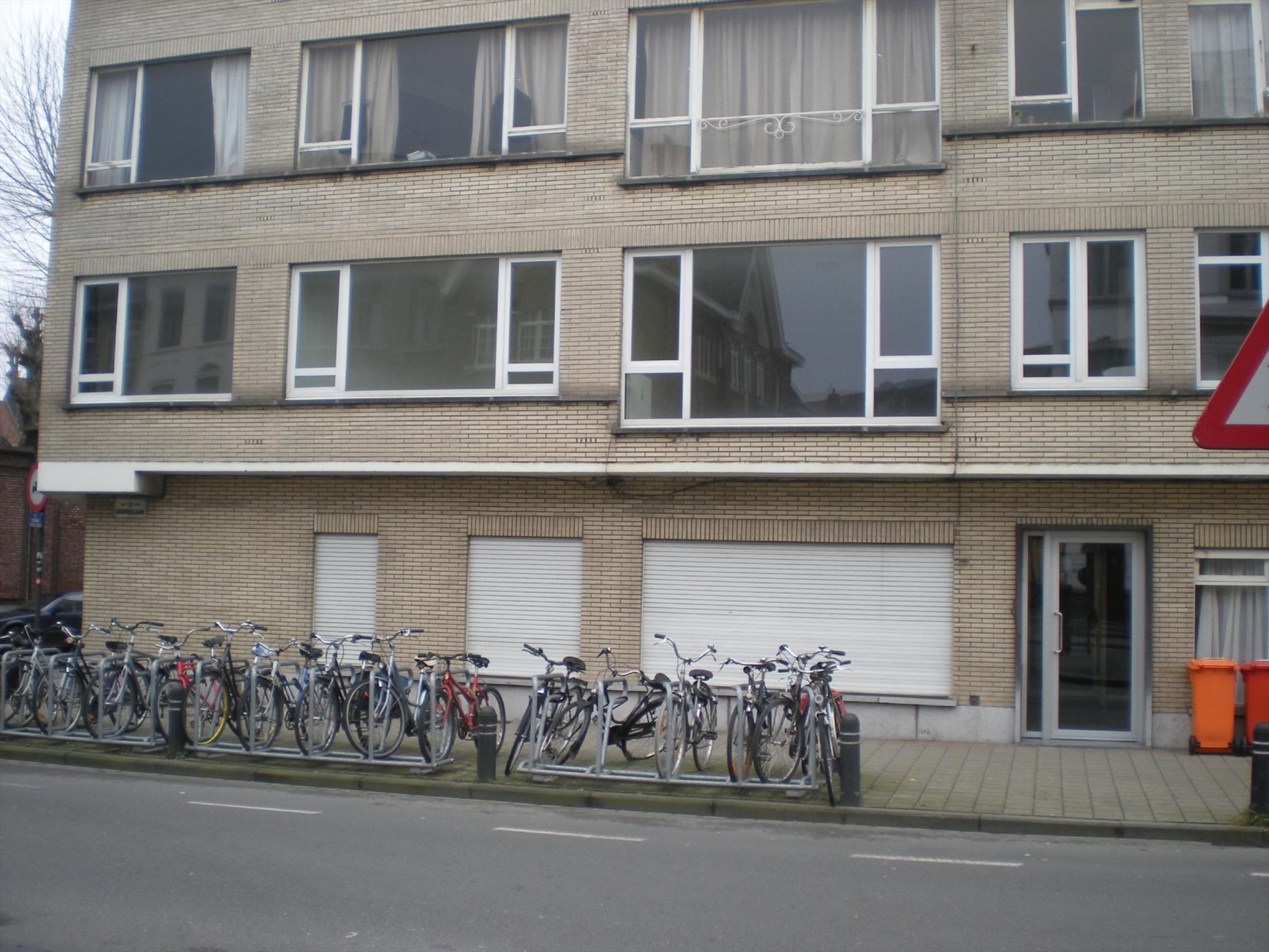 Ruim appartement met lift in Gent, 3 slaapkamers, standaard afwerking, EPC-waarde 191.00 - foto 2