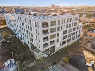 <strong>Laatste afgewerkte units beschikbaar – 6% btw mogelijk (onder voorwaarden).</strong><br /><br />In <strong>De Lesselier</strong>, onderdeel van het prestigieuze <strong>Academisch Kwartier</strong>, bevindt zich dit lichtrijke <strong>3-slaapkamerappartement</strong> op de tweede verdieping.<br /><br />Een woonst die ruimte, comfort en rust combineert met een uitzonderlijke centrale ligging.<br />Het appartement beschikt over <strong>120,5 m² woonoppervlakte</strong> en omvat een royale leefruimte met open keuken, drie volwaardige slaapkamers en twee badkamers.<br />De aangename <strong>wintertuin </strong>van <strong>10,3 m²</strong> vormt een extra leefruimte waar het hele jaar door genoten kan worden van licht en groen, midden in de stad.<br /><br />De Lesselier is een bijna-energieneutraal woonproject met toekomstgerichte technieken zoals <strong>geothermische warmtepompen</strong>, <strong>vloerverwarming </strong>en energiezuinige installaties, wat garant staat voor hoog wooncomfort en lage energiekosten.<br /><br />Dankzij de ligging in een autoluwe en groene omgeving, woon je hier rustig terwijl winkels, horeca, openbaar vervoer en het historische stadscentrum van Lier zich op wandelafstand bevinden.<br /><br /><strong>3-slaapkamerappartementen zijn beschikbaar vanaf €509.000.</strong><br />De gebruikte beelden zijn afkomstig van het <strong>modelappartement</strong>. Kandidaten zijn welkom om ook de nog beschikbare appartementen te bezoeken, elk met een eigen indeling en afwerkingsgraad.<br /><br /><strong>Interesse?</strong><br />Ontdek De Lesselier en contacteer ons via 03 337 50 70 of mail naar info@vbvastgoed.be.