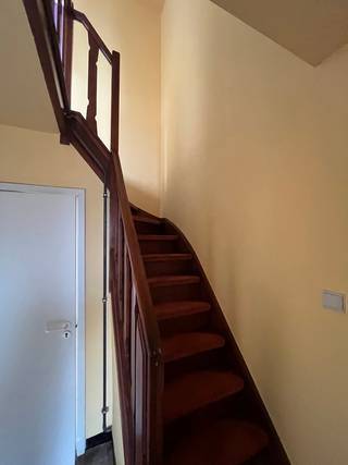 Een leuke op te frissen woning gelegen in een zeer rustige buurt aan een zeer interessante prijs. School en sportaccommodatie in de...