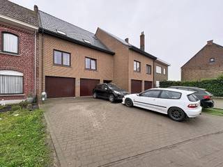 Dit aangename appartement bevindt zich op de derde verdieping van een rustig gebouw, zonder lift, aan de rand van het centrum van Ninove. De...
