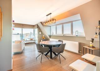 <strong>Sint-Idesbald – Residentie Noor | Uitzonderlijk appartement met karakter</strong><br /><br />Ontdek dit prachtige appartement op de derde verdieping van de stijlvolle Residentie Noor in het gegeerde Sint-Idesbald. Met zijn hoogstaande afwerking en zonnig terras biedt dit appartement een zeldzame combinatie van comfort, elegantie en levenskwaliteit aan de kust.<br /><br />Zodra u binnenstapt via de verzorgde inkomhall met ingebouwde vestiairekast, voelt u meteen de kwaliteit die dit appartement uitstraalt. De lichtrijke woonkamer nodigt uit om te ontspannen en opent zich naar een heerlijk zonnig terras met een mooi uitzicht — de ideale plek om tot rust te komen. De moderne open keuken is volledig uitgerust met alle toestellen en sluit naadloos aan op de leefruimte, perfect voor wie van koken én gezelligheid houdt.<br /><br />Het appartement beschikt over twee volwaardige slaapkamers. De masterkamer geniet van een ensuite badkamer met ingebouwde dubbele wastafel, douche en toilet. De tweede slaapkamer heeft eveneens een eigen douche en wastafel — ideaal voor gasten of familie. Een afzonderlijk toilet en een praktische berging met aansluiting voor wasmachine en droogkast vervolledigen het geheel.<br /><br />Doorheen het volledige appartement vindt u warme parketvloeren en individuele centrale verwarming op aardgas voor optimaal wooncomfort het hele jaar door.<br /><br />Een gemeenschappelijke fietsenberging is aanwezig in de residentie, en er is een unieke opportuniteit om een zeer ruime garage aan te kopen in de nabijgelegen residentie.<br /><br />Rustig gelegen, op wandelafstand van de zee en het bruisende commerciële centrum — dit is de kustdroom die u al lang koestert.<br /><br />Mis deze kans niet en plan uw bezoek vandaag nog!