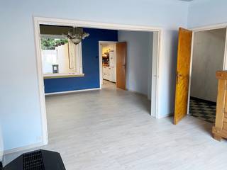 Bent u op zoek naar een woning in een rustige omgeving? Breng dan eens een bezoekje aan deze woning...<br />Indeling van de woning: Aparte inkom, een lichtrijke leefruimte, een keuken en een aanpalende badkamer (ligbad met douchefunctie, lavabo en toilet).<br />Op de verdieping bevinden zich 4 volwaardige slaapkamers en er is ook nog een zolderruimte. Bovendien beschikt de woning over een praktische garage met voldoende plaats voor uw wagen, fietsen en extra opbergruimte.