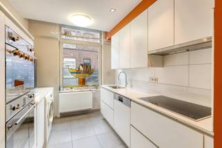 Moderne & kwalitatief GERENOVEERDE Brugse woning met 3 SLAAPKAMERS, ZONNETERRAS en mooi woonVOLUME. Deze trendy stadswoning omvat: glvl: inkomhal, moderne open keuken (voorzien van: composiet werkblad, vaatwas, oven, steamer, ijskast, dievries, inductiekookplaat, dampkap...), eetplaats, royale leefruimte met lichtkoepel (veel lichtinval) en rechtstreekse toegang tot het terras (met berging), badkamer (inloopdouche, lavabomeubel, toilet, handdoekdroger). 1°V: nachthal met toilet, 2 ruime slaapkamers. Zolder (reeds vaste trap): grote slaapkamer met mezaninekamer. Extra's: CV op aardgas, dubbel glas, parket, parlofoon, deels rolluiken, kederberging. FANTASTISCHE LOCATIE (vlakbij winkels, Vesten, openbaar vervoer, scholen, invalswegen...). Wordt dit jouw nieuwe thuis?