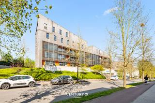 *** Penthouse met terras van 28 m² EN STAANPLAATS op topligging in Leuven ***Ontdek deze stijlvolle penthouse waar ruimte, comfort en lichtinval...