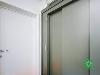 Op zoek naar een geïnstalleerd en lichtrijk appartement op een vlotte ligging? Dan is dit instapklare appartement, met verzichten, in Gistel precies wat u zoekt.<br /><br />Toegankelijk via een lift. <br /><br />Het appartement omvat een inkomhal, lichtrijke woonkamer, open en volledig geïnstalleerde keuken, praktische berging en een terras met zonnewering. Verder beschikt het over een nachthal, apart toilet, ruime badkamer en twee volwaardige slaapkamers.<br /><br />Troeven?<br />✔ Geen syndicus (lage kosten) (op termijn kan dit mogelijks veranderen)<br />✔ Kleinschalige residentie<br />✔ Energiezuinig - label B<br />✔ Asbestveilig<br />✔ Mogelijkheid tot aankopen garage €20.000,00<br />✔ Volledig geschilderd en instapklaar<br />✔ Gunstige ligging nabij centrum en verbindingswegen<br /><br />Ideaal als eerste woonst, investering of voor wie comfortabel wil wonen.<br /><br />Wenst u een bezoek ter plaatse? Contacteer ons en plan uw bezoek in.