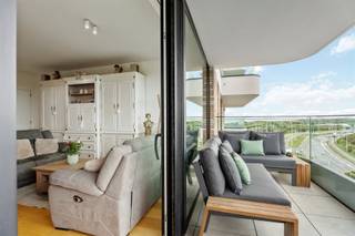 <p><span>Dans la résidence exclusive The One, au cinquième étage, se trouve un appartement luxueux d'une chambre à coucher offrant une vue imprenable sur les polders et l'arrière-pays.  </span></p><p><span>Un appartement dans The One est vraiment une expérience unique dans une vie. </span></p><p><span>Les terrasses spacieuses et le salon avec vue panoramique rendent ce bâtiment unique en son genre.</span></p><p><span>Le salon ensoleillé comprend une cuisine ouverte équipée avec un plan de travail en granit et des appareils électroménagers de la marque AEG. </span></p><p><span>Depuis le salon, vous accédez à la terrasse de 11 m² orientée sud, pratiquement sans seuil. </span></p><p><span>La chambre à coucher bénéficie d'une vue dégagée et peut accueillir un grand lit double et une armoire. </span></p><p><span>Depuis la chambre, vous avez un accès direct à la terrasse. </span></p><p><span>Salle de bains avec douche à l'italienne et double lavabo avec armoires de toilette.</span></p><p><span>Il y a des toilettes séparées pour les invités. </span></p><p><span>Vous pouvez utiliser le débarras pratique avec raccordement pour la machine à laver.</span></p><p><span>L'appartement est chauffé au gaz via une chaudière à condensation. </span></p><p><span>Des matériaux intemporels et de qualité ainsi que des couleurs neutres ne sont que quelques-uns des atouts de ce charmant appartement. </span></p><p><span>Si vous le souhaitez, les rideaux sur mesure, les moustiquaires et une partie du mobilier peuvent rester. </span></p><p><span>L'achat comprend 2 crochets à vélos dans le local à vélos commun. </span></p><p><span>À proximité de la résidence, vous trouverez un arrêt de tramway et plusieurs voies d'accès aux dunes et à la plage.</span></p><p><span>La circulation à sens unique et la large piste cyclable apportent une tranquillité absolue dans les environs.</span></p><p><span>Au neuvième étage se trouve un salon commun avec une grande terrasse et une vue sublime sur la mer.</span></p>