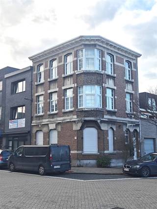 <p>Vergunde opbrengsteigendom in art-decostijl met 1 studio en 4 studentenkamers op toplocatie in Wilrijk</p><br /><p>Indeling:</p><ul><li>Ondergronds: volledig onderkelderd (±54m²)</li><li>Gelijkvloers: inkomhal met fietsenstalling, studio met leefruimte, slaaphoek, ingerichte keuken, badkamer (wc, douche)</li><li>Eerste verdieping: 2 studentenkamers met gemene badkamer (wc, ligbad, wastafel) en gemene keuken</li><li>Tweede verdieping: 2 studentenkamers met gemene badkamer (wc, douche, wastafel) en gemene keuken</li></ul><br /><p>Huuropbrengst: </p><p>Deze opbrengsteigndom is een uitstekende investeringskans! (Gericht op het verhuren van studentenkamers). Gelegen in een strategische buurt nabij de verschillende campussen van de Universiteit van Antwerpen.<br />Raming totale maandelijkse huuropbrengst: 2.870 €/maand, zijnde studio aan 750 €/maand en de studentenkamers elk aan 530 €/maand.<br /> </p><p>Kenmerken:</p><ul><li>Plat dak vernieuwd (met isolatie) in 2011</li><li>PVC buitenschrijnwerk met isolerend glas</li><li>CV op gas, alle overige nutsvoorzieningen zijn aanwezig</li><li>Bemeubelde kamers</li><li>Stedenbouwkundige vergunning: Schepencollege 15 juli 2011 D.ZWI/B/20112791</li><li>Bouwjaar: 1931</li><li>Grondoppervlakte: 61m²</li><li>Bewoonbare oppervlakte: ±169m²</li><li>KI: € 1.201,00</li><li>EPC: 361 kWh/m² - energielabel D</li></ul><br /><p>Ligging:</p><ul><li>Gelegen op wandelafstand van het centrum van Wilrijk, nabij autosnelweg en verschillende campussen van de Universiteit Antwerpen, Groenenborger, Drie Eiken en Hogescholen.</li><li>In de nabije omgeving van supermarkten, cafés en sportfaciliteiten.</li></ul><p><br /> </p><p>Verkoopprijs: € 495.000,00</p>