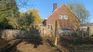 In een aangename woonomgeving, vlakbij het centrum van Kampenhout, bevindt zich deze goed gelegen woning op een perceel van iets meer dan 10 are.<br />De woning beschikt over 3 slaapkamers en een praktische indeling, ideaal voor gezinnen, starters of investeerders. De tuin vormt een mooie extra troef en biedt alle ruimte om te ontspannen en te genieten van het buitenleven.<br />Dankzij de centrale ligging zijn winkels, scholen en verbindingswegen vlot bereikbaar. Ook het openbaar vervoer is een pluspunt, met een bushalte op wandelafstand en een treinstation op slechts 5 km.<br />EPC-label D – geen renovatieplicht.<br />Een ideale opportuniteit voor wie op zoek is naar een aangename woning met ruimte, een goede ligging en toekomstmogelijkheden.