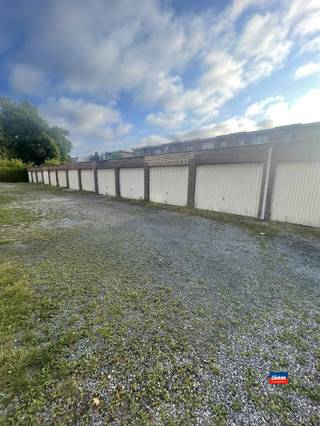 WILRIJK | CENTRAAL GELEGEN GARAGEBOX MET MANUELE KANTELPOORT GELEGEN IN DE REGIO 'OOSTERVELDWIJK' |Ruime, droge & bovengrondse garagebox | D 5.89m x...