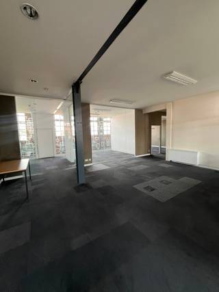 Just steps from Brussels South Station, discover a range of modern office spaces available in the iconic industrial building The Egg /...