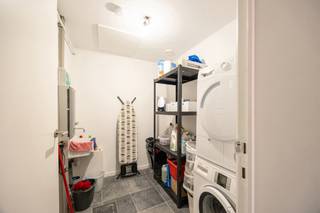 <p><strong>Studio-appartement nabij centrum van Brasschaat!</strong><br /><br />Achteraan gelegen gelijkvloers appartement met één slaapkamer en tuin in centrum Brasschaat. Op de gelijkvloers verdieping bevindt zich de leefruimte met keuken, voorzien van een ingebouwde vaatwasmachine, ijskast, diepvriezer, kookplaat en dampkap. Aansluitend aan de keuken, de zuid-gerichte tuin. De slaapkamer heeft aansluitend een wastafel en douche. Apart toilet met handenwasser. Algemeen: instapklaar - recent volledig opgefrist - geen gemeenschappelijke kosten - verwarming op gas - ruime berging met aansluiting voor was- en droogmachine. <br /><br />Voor meer info of een bezoek ter plaatse: bel 03 568 03 03 of info@vastgoed03.be</p>