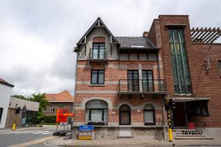 Ben je op zoek naar een recent, goed onderhouden appartement met veel ruimte en comfort? Dan is dit pand in de Poelkapellestraat 1A...