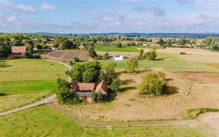 ELLEZELLES – Vous êtes à la recherche d'un projet de rénovation unique dans un lieu d'exception?Cette opportunité pourrait être pour vous ! Les...