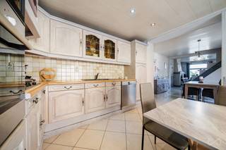 Contact et visites : Laurent Petaccia – 071 15 87 87 laurent.petaccia@weinvest.be Ensemble immobilier composé d'une maison 3 chambres avec garage et d'un appartement indépendant à Mont-sur-Marchienne Situé aux 175 et 177 Rue Jules Ruhl à Mont-sur-Marchienne, cet ensemble immobilier constitue une opportunité idéale pour une famille souhaitant bénéficier d'un logement indépendant, d'une profession libérale ou d'un investissement complémentaire. La maison se compose comme suit : Au rez-de-chaussée, vous découvrirez un espace salon et salle à manger, une cuisine ainsi qu'une salle de bain et un accès direct à une magnifique terrasse de style italien. Les étages accueillent trois chambres confortables. Un garage et un agréable jardin viennent compléter cette habitation. L'appartement, totalement indépendant de la maison, comprend un séjour, une cuisine, une chambre ainsi qu'une salle de bain, offrant une autonomie complète à ses occupants. Informations techniques de la Maison : • PEB : D • Électricité non conforme • Chauffage Pellet • Garage • Grande terrasse de style italien • Jardin • Excellent état général Informations techniques de l'Appartement : • PEB : G • Électricité conforme / chauffage pellet • 1 chambre • Entrée indépendante Vous recherchez un bien offrant de multiples possibilités, que ce soit pour une occupation familiale, une profession libérale ou un revenu complémentaire ? Cet ensemble immobilier saura répondre à vos attentes. Contact et visites : Laurent Petaccia – 071 15 87 87 laurent.petaccia@weinvest.be Descriptif à titre indicatif et non contractuel, sous réserve d'inexactitudes.