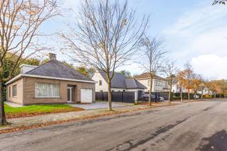 ELSDONK - WILRIJK: Laagbouw villa op een perceel van 374m² met ideale ZW-oriëntatie met uitbreidingsopties op toplocatie. Bij het betreden van de...