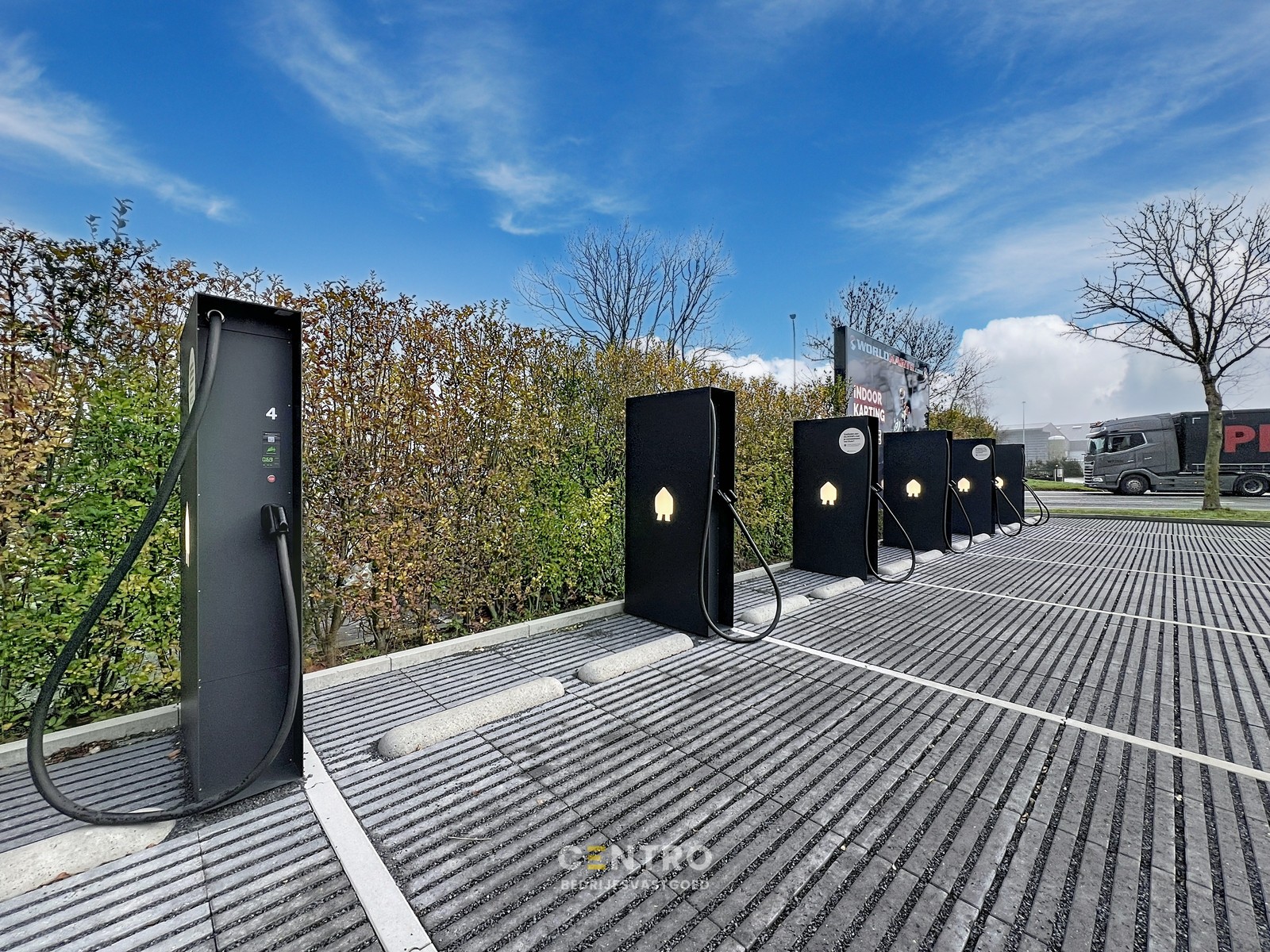 Magazijn van 2.400 m², extra parking en geïntegreerde kantoorruimte in nabijheid van vele baanwinkels vlak bij de RING van Poperinge ! - foto 4