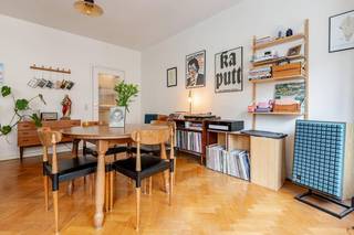Dit ruim, lichtrijk en in de Leiestraat gelegen appartement (123 m²) vraagt zeker jullie aandacht. Indeling : Een grote inkomhal met gastentoilet (+ handwasser), een grote living met vast parket (30 m²), een ingerichte keuken, een badkamer (dubbele lavabo en bad/douche), 3 slaapkamers (6, 12 en 13 m²) en een kelder. Het appartement werd voorzien van nieuwe geluidswerende en isolerende aluminium ramen. Het appartement is gelegen op 50 m. van de Grote Markt, Carrefour, een beenhouwerij, een bakkerij en een bushalte. 