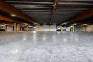 <strong>!! korte termijnhuur mogelijk !!</strong> Vlot bereikbaar magazijn met een oppervlakte van 2.100 m² te huur. De loods met een vrije hoogte tussen 3,2 m (onder spant) en 4,3 m (onder dak) is opgebouwd uit een staalconstructie met geïsoleerd steeldeck en yton betonpanelen met houten lamellen overspanning. Verder is de opslagruimte toegankelijk via 2 poorten en voorzien van LED-verlichting. Het magazijn maakt deel uit van een bedrijfscomplex bestaande uit loodsen met oppervlaktes van 640 m² tot 10.854 m² alsook een ingericht kantoorgebouw (520 m²) en een conciërgewoning (153 m²) op een terrein van +/- 36.356 m². Ruime parkeer- en manoeuvreerruimte op de grotendeels verharde site met aanwezigheid van een hoogspanningscabines (10.000 V). Zonnepanelen aanwezig op diverse daken. Te huur voor korte termijn. Het bedrijfscomplex is gelegen nabij het centrum van Meulebeke en Tielt, op amper 5 km van de Brugsesteenweg (N50) en op slechts 4 km van de Pittemsesteenweg (N37) met een vlotte verbinding naar de E403 op- en afrit 8 Roeselare-Beveren. Voor bijkomende inlichtingen, plannen of een vrijblijvend plaatsbezoek kan u contact opnemen met PANORAMA 0476 215 115.