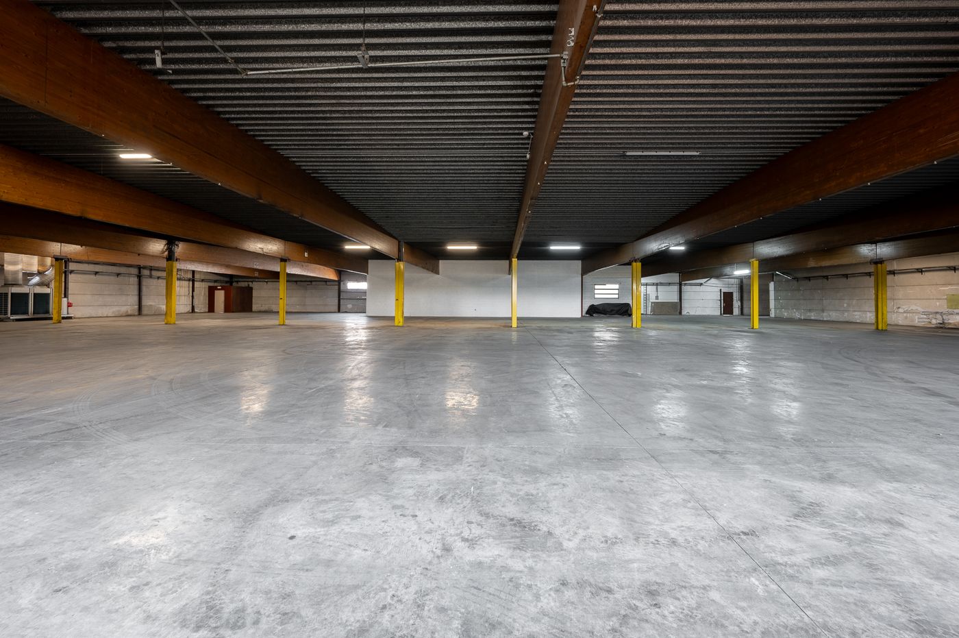 2.100 m² magazijnruimte in Meulebeke te huur korte termijn - foto 1