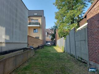 <p><span>Dit is uw kans om een bloeiende onderneming te starten in het hart van Maasmechelen, gelegen aan de levendige wandelstraat Pauwengraaf. We presenteren met trots dit fantastische handelspand met bovenliggend appartement, dat klaarstaat om een enthousiaste ondernemer te verwelkomen.</span></p><p><span>Op de begane grond is het pand volledig ingericht als een horecagelegenheid, met een gezellige bar en een open keuken. De ramen en deuren aan de straatkant kunnen volledig geopend worden, waardoor u kunt profiteren van een levendige en uitnodigende sfeer. Aan de keuken grenst een extra werkruimte, en vanuit hier heeft u toegang tot de achtergelegen tuin, die bereikbaar is via de achterliggende straat. Uiteraard zijn er ook sanitaire voorzieningen aanwezig die essentieel zijn voor een horecagelegenheid.</span></p><p><span>Op de eerste verdieping bevindt zich het woongedeelte met een ruime woonkamer en een open keuken. Een trap leidt u naar de bovenste verdieping, waar u een grote slaapkamer, een berging en een badkamer aantreft. De badkamer is uitgerust met een ligbad, douche, wastafel en toilet, zodat u van alle gemakken bent voorzien.</span></p><p><span>Het pand is onlangs grotendeels gerenoveerd en beschikt over centrale verwarming op aardgas, zowel op de begane grond als op de bovenverdieping. Daarnaast is er ook een kelder aanwezig voor extra opslagruimte. Alle aanwezige apparatuur in het horecapand, evenals de inrichting met tafels en stoelen, kunnen worden overgenomen.</span></p><p><span>Bovendien is het pand ook bereikbaar via de achterliggende straat, de Mie Merkenstraat. Uw auto parkeren op eigen terrein is absoluut geen probleem. Het bied natuurlijk ook de mogelijkheid om 2 huisnummers te creëren, mits het bekomen van de nodige vergunningen bij de gemeente. </span></p><p><span>Extra Kenmerken:</span><span><br /><br />-Gedeeltelijk gerenoveerd</span></p><p><span>-Centrale verwarming op aardgas op alle verdiepingen</span></p><p><span>-Kelder voor extra opslagruimte</span></p><p><span>-Toegang en parkeermogelijkheden via de Mie Merkenstraat</span></p><p><span>-Mogelijkheid tot creëren van 2 huisnummers (na goedkeuring van de gemeente)<br /><br /></span><span>Huidige Verhuursituatie:</span></p><p><span>Het volledige pand is momenteel verhuurd voor 1900 per maand.</span></p><p><span>Wilt u meer informatie of een bezoek ter plaatse brengen? Neem dan contact met ons op via e-mail naar <span>Carolien@jemar.be</span></span><span> of bel naar 0484/35.70.67. Aarzel niet en grijp deze unieke kans om uw droomonderneming te realiseren in deze bruisende locatie!</span></p><p><span> </span></p>