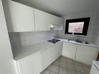 <p><span>Very central studio : Living with open equipped kitchen, bathroom - consumption of water and heating 70 euros per month - advance cleaning of common parts : 7 €/month + settlement. Free at present . EPC score : 2321 kWh/m³ - UC code 2811806-RES-1. For info or visit, call 056.21.58.00.</span></p>