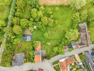 Uniek gelegen bouwgrond (af te breken woning - heropbouw aan 6% BTW mogelijk!) van 4000m2, aan de voet van de Koppenberg. Prachtige zichten rondom. Deze bouwgrond is een unieke kans voor wie op zoek is naar rust, natuur, en prachtige zichten, en dit aan de voet van de Koppenberg. Enorm veel potentieel, op een TOPLOCATIE. Mogelijkheid tot verkavelen (mits akkoord stedenbouw).